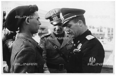 LLA-S-000F02-0295 - Il Ministro Segretario del Partito Nazionale Fascista Aldo Vidussoni (1914-1982) fra i giovani fascisti feriti alla battaglia di Bir el Gobi - Data dello scatto: 29/05/1942 - Archivio Luigi Leoni / Archivi Alinari