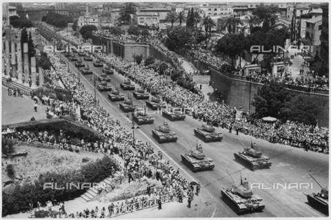 LLA-S-000G01-0102 - Carri armati sfilano in Via dei Fori Imperiali - Data dello scatto: 1935 ca. - Archivio Luigi Leoni / Archivi Alinari