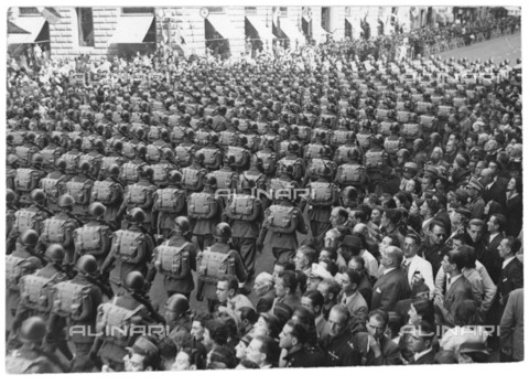 LLA-S-000G01-0116 - Truppe in partenza per il fronte - Data dello scatto: 1940-1941 - Archivio Luigi Leoni / Archivi Alinari