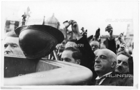 LLA-S-000G01-0127 - Offerta dei bracciali tricolori - Data dello scatto: 1944 - Archivio Luigi Leoni / Archivi Alinari