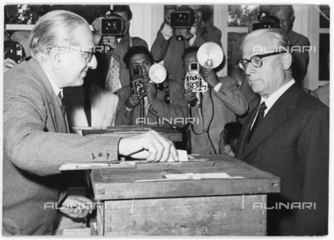 LLA-S-000G02-0282 - President of the Republic Giovanni Gronchi (1887-1978) at the polls in local elections - Date of photography: 27-28/05/1956 - Luigi Leoni Archive / Alinari Archives