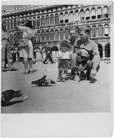 LLA-S-000G05-0586 - Soldati alleati con una bambina in Piazza San Marco - Data dello scatto: 1945-1946 - Archivio Luigi Leoni / Archivi Alinari