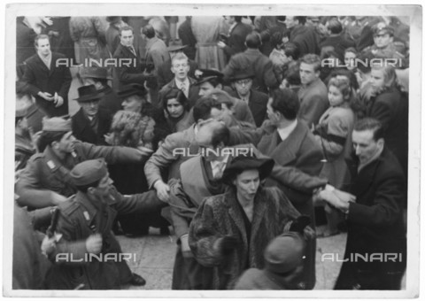 LLA-S-000H00-0036 - Incidenti al Pantheon dopo la messa funebre per il re Vittorio Emanuele III di Savoia (1869-1947) - Data dello scatto: 01/12/1947 - Archivio Luigi Leoni / Archivi Alinari