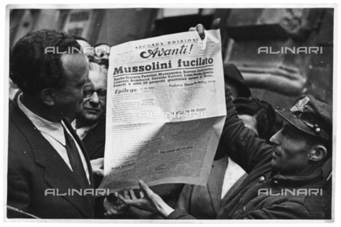 LLA-S-000M00-0037 - Copertina del periodico Avanti con la notizia della fucilazione di Mussolini - Data dello scatto: 29/04/1945 - Archivio Luigi Leoni / Archivi Alinari