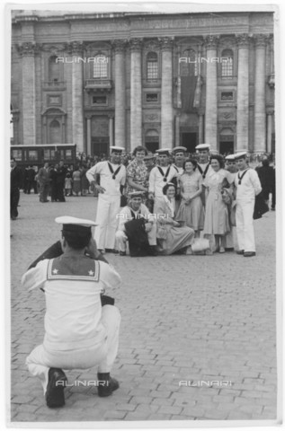 LLA-S-000M06-0624 - Un marinaio scatta una fotografia a suoi colleghi con donne italiane - Data dello scatto: 1944-1946 - Archivio Luigi Leoni / Archivi Alinari