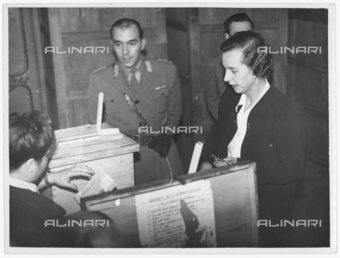 LLA-S-000S00-0089 - La principessa Giovanna di Savoia (1907-2000) alle urne per il Referendum monarchia o repubblica - Data dello scatto: 02/06/1946 - Archivio Luigi Leoni / Archivi Alinari