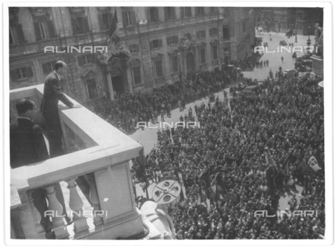 LLA-S-000S00-0090 - Umberto II di Savoia (1904-1983) si affaccia dal balcone del Quirinale nell'ultimo saluto alla folla come luogotenente generale del regno d'Italia - Data dello scatto: 01/06/1946 - Archivio Luigi Leoni / Archivi Alinari