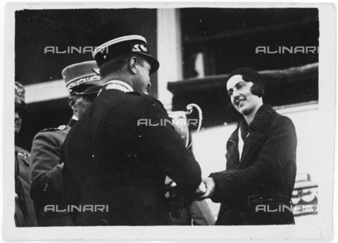 LLA-S-000S09-0980 - La principessa Mafalda di Savoia (1902-1944) consegna una premio - Data dello scatto: 1935 ca. - Archivio Luigi Leoni / Archivi Alinari