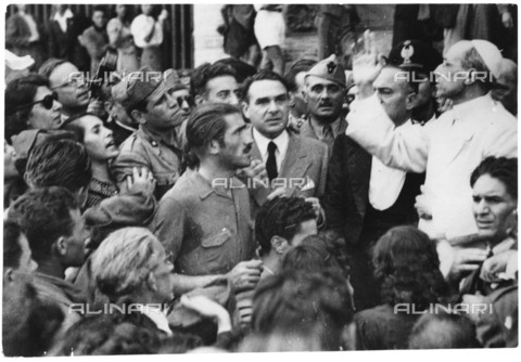 LLA-S-000V01-0186 - Papa Pio XII tra i cittadini del quartiere San Lorenzo, dopo il bombardamento degli alleati - Data dello scatto: 1943 - Archivio Luigi Leoni / Archivi Alinari