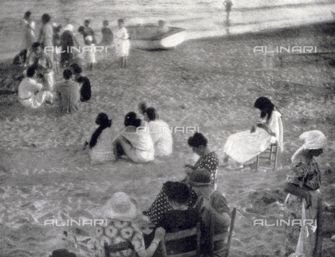 LOB-S-000924-0039 - Gruppi di donne, giovani e bambini attendono il tramonto conversando sulla spiaggia di Varazze - Data dello scatto: 1923-1924 - Archivi Alinari, Firenze