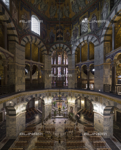 MBA-F-085275-0000 - Cappella Palatina all'interno della Cattedrale di Aquisgrana - Florian Monheim / Bildarchiv Monheim / Archivi Alinari