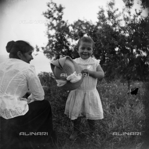 MFA-S-0SN402-000D - Portrait of womanwith a girl holding a hat in her hands - Date of photography: 1900 ca. - Alinari Archives, Florence