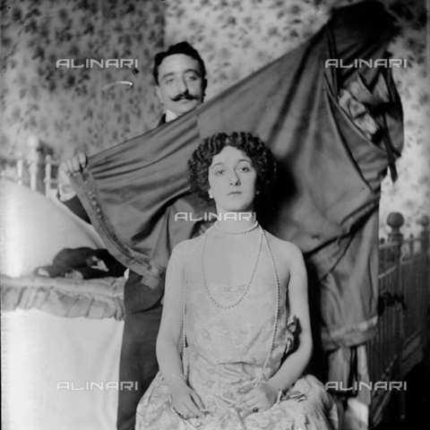 MFA-S-0SN411-000D - Portrait of Lina Cavalieri; behind her a man holding a sheet - Date of photography: 1909 - Alinari Archives, Florence