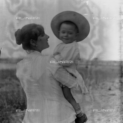 MFA-S-0SN419-000S - Portrait of woman holding a child in her arms - Date of photography: 1900 ca. - Alinari Archives, Florence