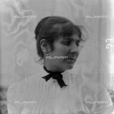 MFA-S-0SN420-000S - Portrait of woman - Date of photography: 1900 ca. - Alinari Archives, Florence