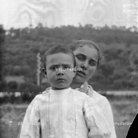 MFA-S-0SN424-000D - Portrait of woman holding a child in her arms - Date of photography: 1900 ca. - Alinari Archives, Florence