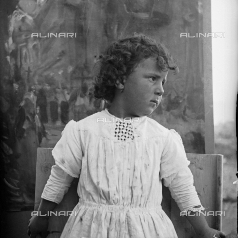 MFA-S-0SN425-000D - Portrait of a little girl wearing a white dress in front of a picture - Date of photography: 1900 ca. - Alinari Archives, Florence