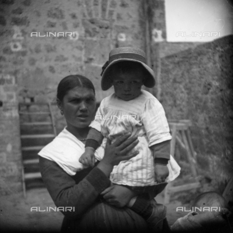 MFA-S-0SN426-000D - Portrait of woman holding a child in her arms - Date of photography: 1900 ca. - Alinari Archives, Florence