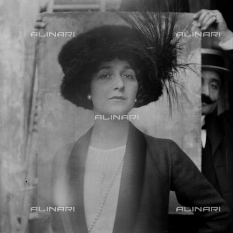 MFA-S-0SN437-000S - Portrait of Lina Cavalieri wearing a large hat - Date of photography: 1909 - Alinari Archives, Florence