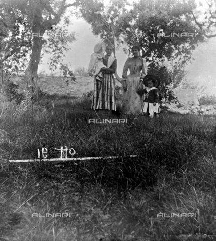 MFA-S-0SN578-000S - Two women and two children in the countryside - Date of photography: 1900 ca. - Alinari Archives, Florence