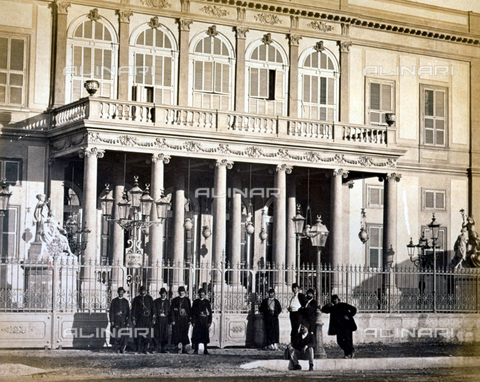 MFC-A-004677-0002 - Un gruppo di guardie egiziane e alcuni uomini in abiti civili posano davanti al Teatro dell'Opera al Cairo, un tempo situato nel quartiere europeo di El-Ezbekiya - Data dello scatto: 1870-1880 ca. - Archivi Alinari, Firenze