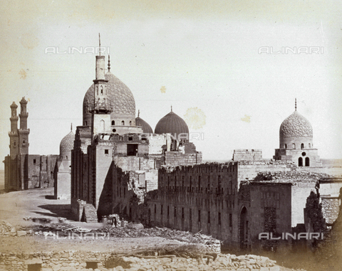 MFC-A-004677-0017 - Veduta del Mausoleo dei Califfi Abbasidi al Cairo - Data dello scatto: 1870-1880 ca. - Archivi Alinari, Firenze