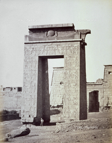 MFC-A-004677-0034 - Veduta del portale d'epoca tolemaica all'interno del complesso monumentale di Karnak - Data dello scatto: 1870-1880 ca. - Archivi Alinari, Firenze