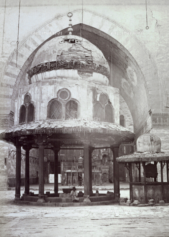 MFC-A-004677-0038 - Scorcio dell'interno della madrasa del sultano Hasan al Cairo. In primo piano la grande fontana ottagonale sormontata da una cupola e la fontana piccola - Data dello scatto: 1870-1880 ca. - Archivi Alinari, Firenze