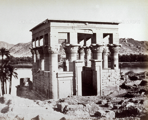 MFC-A-004677-0042 - Veduta del padiglione di Traiano all'interno del complesso monumentale dell'isola di File - Data dello scatto: 1870-1880 ca. - Archivi Alinari, Firenze