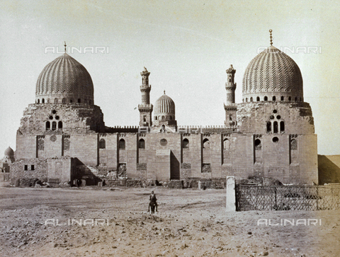 MFC-A-004677-0047 - Veduta dell'imponente Mausoleo dei Califfi Abbasidi al Cairo - Data dello scatto: 1870-1880 ca. - Archivi Alinari, Firenze