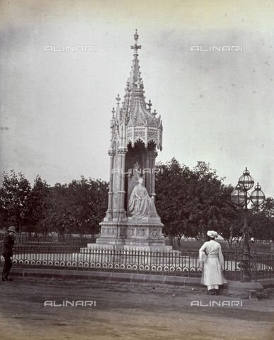 MFC-A-004678-0006 - Scorcio di un parco di Bombay, in primo piano il monumento alla Regina Vittoria prima Imperatrice d'India. - Data dello scatto: 1863-1869 ca. - Archivi Alinari, Firenze