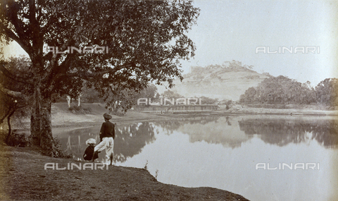 MFC-A-004678-0027 - Scorcio del lago di Pune, o Poona come la chiamarono gli inglesi. In primo piano due adolescenti indossano il tipico copricapo indiano - Data dello scatto: 1863-1870 ca. - Archivi Alinari, Firenze