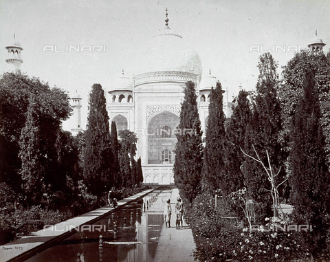 MFC-A-004678-0044 - Scorcio del Taj Mahal, in primo piano una fontana e numerosi alberi - Data dello scatto: 1863-1870 ca. - Archivi Alinari, Firenze