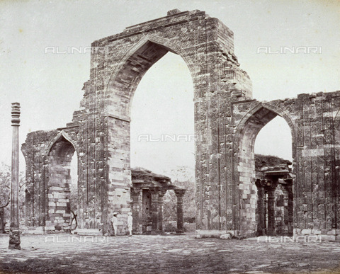 MFC-A-004678-0056 - Veduta dei resti della porta della Moschea Qutb ad-Din con la colonna di ferro - Data dello scatto: 1863-1870 ca. - Archivi Alinari, Firenze