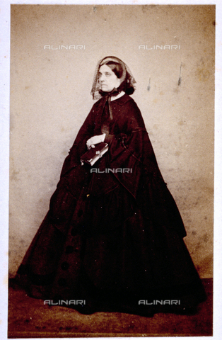 MFC-F-000368-0000 - Ritratto di donna con veletta, mantello e libro in mano - Data dello scatto: 1855 -1865 - Archivi Alinari, Firenze