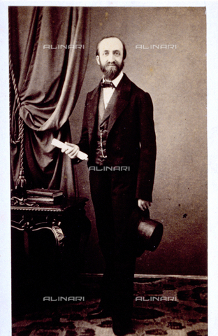 MFC-F-000369-0000 - Ritratto di uomo in abiti eleganti con un cappello in mano. L'uomo è il Professor Kraus - Data dello scatto: 1865-1872 - Archivi Alinari, Firenze