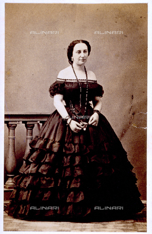 MFC-F-000371-0000 - Ritratto di donna in abiti da sera con collana e bracciali - Data dello scatto: 1865-1872 - Archivi Alinari, Firenze