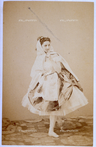 MFC-F-000375-0000 - Ritratto di ballerina in abiti di scena - Data dello scatto: 1865 -1872 - Archivi Alinari, Firenze