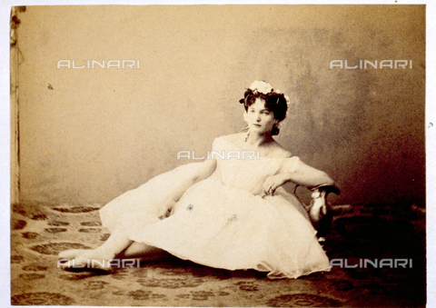 MFC-F-000378-0000 - Ritratto a figura intera di giovane ballerina in abiti di scena, seduta per terra - Data dello scatto: 1865 -1872 - Archivi Alinari, Firenze