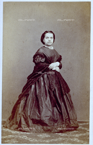 MFC-F-000933-0000 - Ritratto di donna ripresa a figura intera. La donna è vestita elegantemente e indossa uno scialle - Data dello scatto: 1860-1880 ca. - Archivi Alinari, Firenze