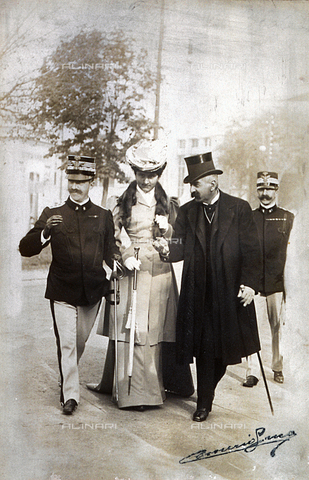 MFC-F-004297-0000 - Il re Vittorio Emanuele III e la regina Elena ripresi mentre passeggiano in compagnia di Giovanni Giolitti - Data dello scatto: 1904 ca. - Archivi Alinari, Firenze