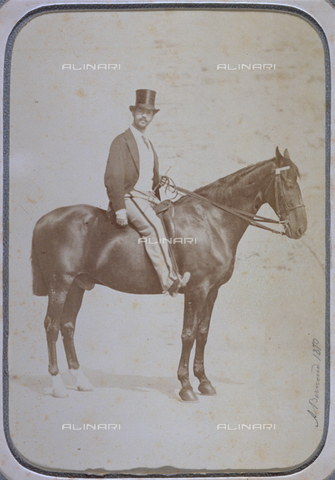 MFC-F-004460-0000 - Ritratto a cavallo di Vieri Canigiani. L'animale è posto di profilo, l'uomo, indossa abiti sportivi, completati da una tuba - Data dello scatto: 1870 - Archivi Alinari, Firenze