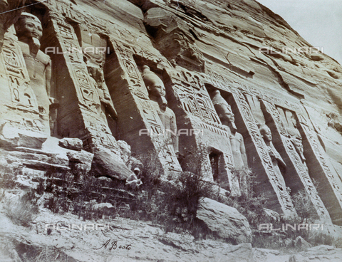 MFC-S-000450-0001 - Veduta di una parte del piccolo tempio di Abu Simbel con statue colossali - Data dello scatto: 1870-1880 - Archivi Alinari, Firenze