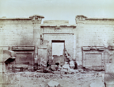 MFC-S-000450-0013 - Veduta di una porta del Tempio di Medinet Habou a Tebe - Data dello scatto: 1870-1880 - Archivi Alinari, Firenze