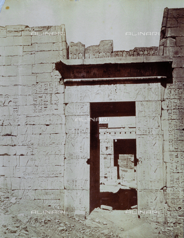 MFC-S-000450-0014 - Veduta della Seconda Porta, della Prima Corte, del Tempio di Medinet Habou - Data dello scatto: 1870-1880 - Archivi Alinari, Firenze