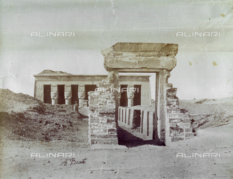 MFC-S-000450-0018 - Tempio egizio di Hathor a Dendera; in primo piano portale d'accesso con geroglifici - Data dello scatto: 1870-1880 - Archivi Alinari, Firenze