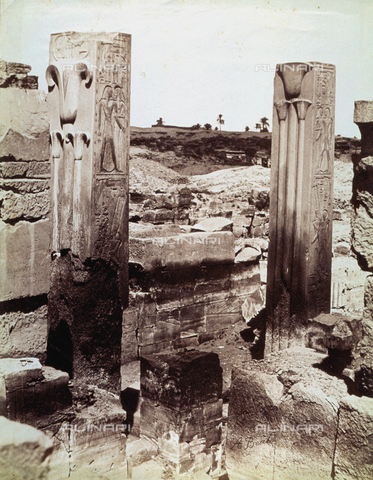 MFC-S-000450-0022 - Veduta delle rovine della sala degli Annali di Tuthmosi III nel tempio di Amon a Karnak - Data dello scatto: 1870-1880 - Archivi Alinari, Firenze