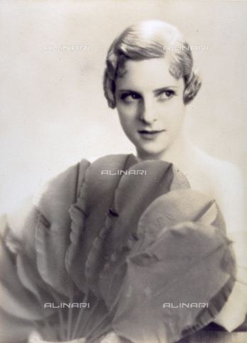 MFC-S-001590-0004 - Half-length portrait of a young woman holding a very large leaf-shaped fan - Date of photography: 1920-1930 ca. - Alinari Archives, Florence