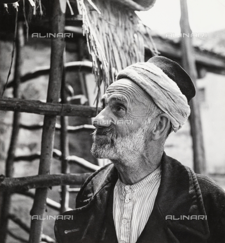 MFV-A-G49135-0065 - Grecia: vecchio macedone - Data dello scatto: 06/1951 - Foto di Fosco Maraini/Proprietà Gabinetto Vieusseux © Archivi Alinari