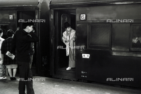 MFV-F-JBN323-0000 - Signora che scende dal treno - Data dello scatto: 01/01/1963-31/12/1963 - Foto di Fosco Maraini/Proprietà Gabinetto Vieusseux © Archivi Alinari